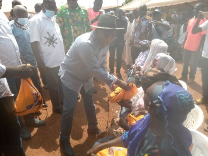 Le ministre Siandou Fofana fait don de 300 kits alimentaires aux veuves du quartier Sodeci à Agnibilékrou
